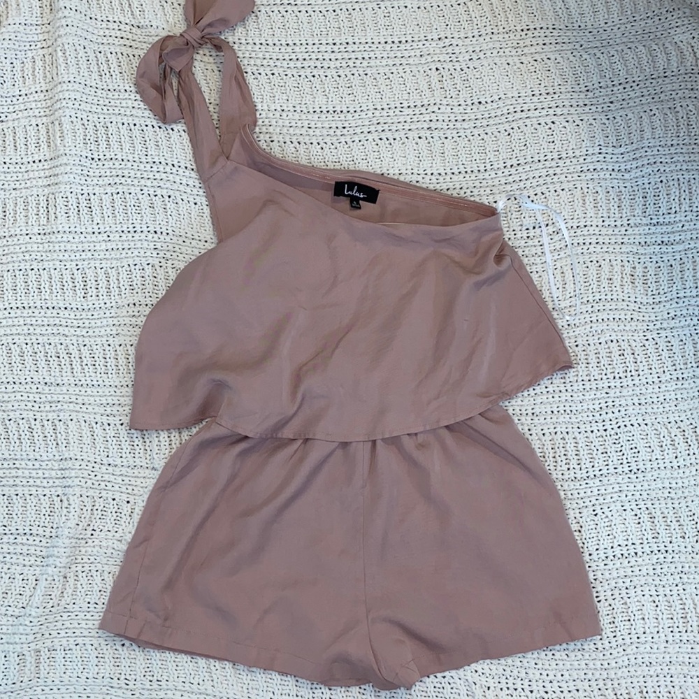 Lulu’s Dusty Rose One-Shoulder Romper